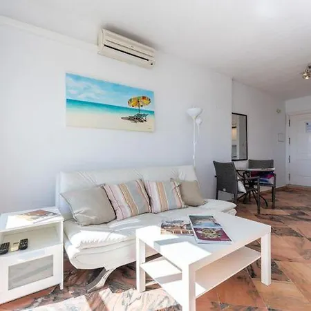 Charming Apartment For Coastal Adventures Appartamento *